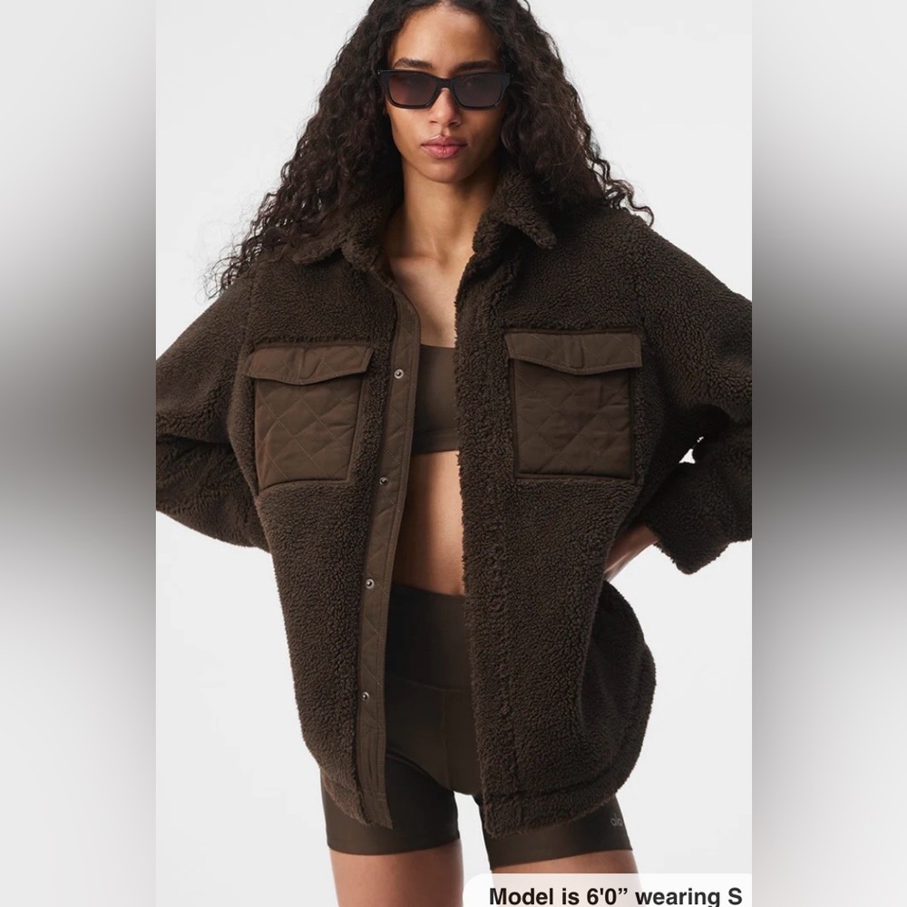 ALO Yoga Sherpa Edge Shacket. Color espresso